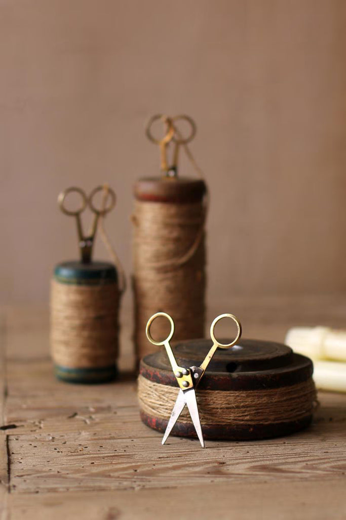 SET OF THREE WOODEN SPOOLS WITH JUTE TWINE AND SCISSORS (MIN 2) — Kalalou NBF2016K